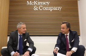 ep archivo   el presidente de europa press asis martin de cabiedes izquierda y el de mckinsey
