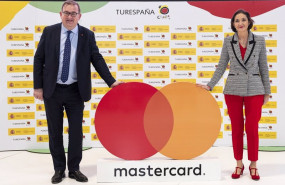 ep archivo   el presidente de mastercard europa mark barnett y la ministra de industria comercio y