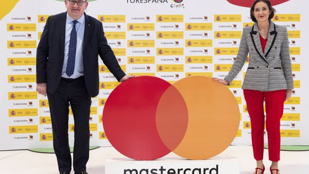 ep archivo   el presidente de mastercard europa mark barnett y la ministra de industria comercio y