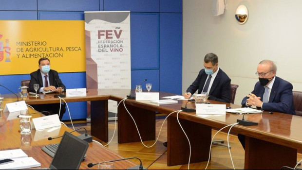 ep archivo   emilio restoy presidente de la fev y luis planas ministro de agricultura pesca y