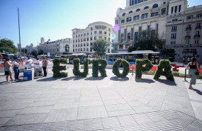 ep archivo   letras gigantes europa en los pies del edificio metropoli de gran via