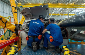 ep archivo   operarios de airbus durante la fabricacion en la linea de montaje del avion c295 a 12