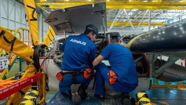 ep archivo   operarios de airbus durante la fabricacion en la linea de montaje del avion c295 a 12