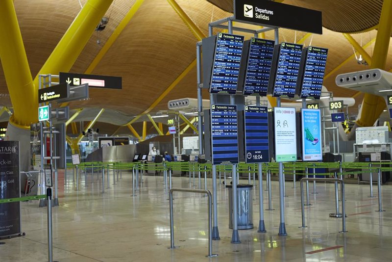 Aena retrasa tres años las ampliaciones de los aeropuertos de Barajas y El Prat
