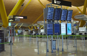 ep archivo - paneles informativos en la terminal t4 del aeropuerto adolfo suarez madrid-barajas