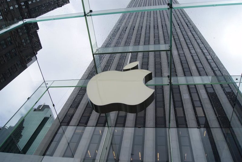 Apple gana un 2% menos, pero anuncia una gran recompra de acciones y sube con fuerza