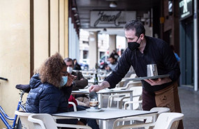 ep archivo   un camarero sirve un cafe a una clienta en la cafeteria tristana