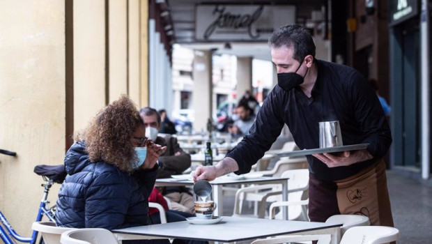 ep archivo   un camarero sirve un cafe a una clienta en la cafeteria tristana
