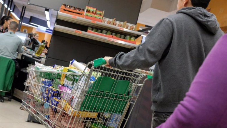 ep archivo un cliente realiza la compra en un supermercado 20230306125604 ep archivo un cliente realiza la compra en un supermercado 20230306125604