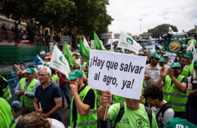 ep archivo un hombre con un cartel en el que se lee hay que salvar al agro ya durante una ep archivo un hombre con un cartel en el que se lee hay que salvar al agro ya durante una