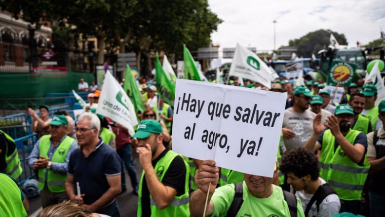 ep archivo un hombre con un cartel en el que se lee hay que salvar al agro ya durante una ep archivo un hombre con un cartel en el que se lee hay que salvar al agro ya durante una