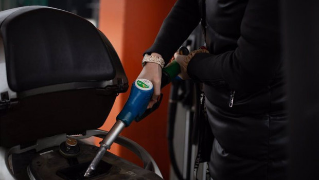 ep archivo   un hombre reposta gasolina a su moto en una gasolinera de barcelona a 11 de marzo de