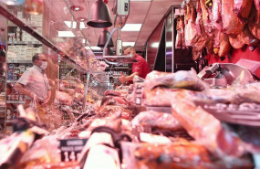 ep archivo   un hombre trabaja en una carniceria