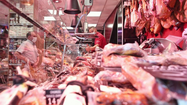 ep archivo un hombre trabaja en una carniceria ep archivo un hombre trabaja en una carniceria