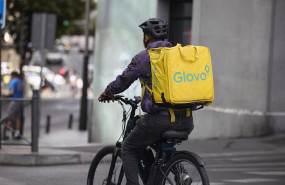 ep archivo   un repartidor de glovo en bicicleta por una calle de madrid 29 de agosto de 2025 en
