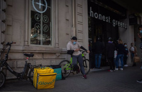 ep archivo   un trabajador de deliveroo descansa en su bicicleta