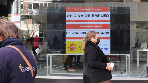 ep archivo   una mujer pasa por delante de una oficina de empleo en una imagen de archivo 20220428101304