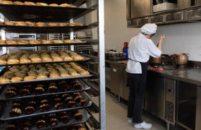 ep archivo una mujer trabajando en una pasteleria ep archivo una mujer trabajando en una pasteleria