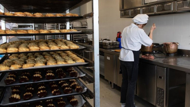 ep archivo una mujer trabajando en una pasteleria ep archivo una mujer trabajando en una pasteleria