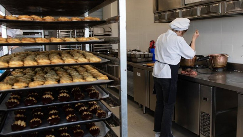 ep archivo   una mujer trabajando en una pasteleria