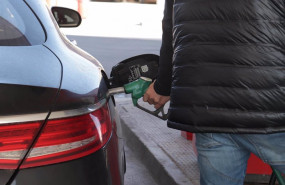 ep archivo   una persona reposta gasolina en su vehiculo en una gasolinera