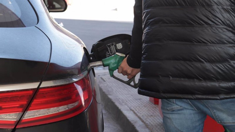 Raúl Fraile - Europa Press - Archivo ep archivo una persona reposta gasolina en su vehiculo en una gasolinera