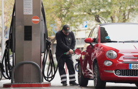 ep archivo   una persona repostando en una gasolinera 20260414100804