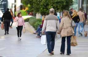 ep archivo   varias personas de compras por una calle de palma de mallorca