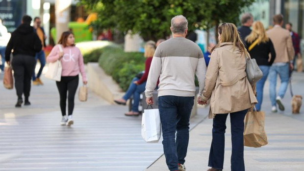 ep archivo   varias personas de compras por una calle de palma de mallorca