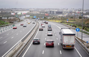 ep archivo   varios coches circulan por la autovia del suroeste a 5 a 8 de enero de 2023 en madrid