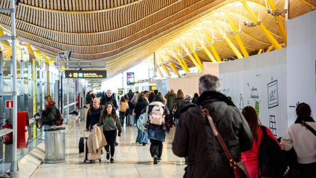 ep archivo   viajeros en el aeropuerto adolfo suarez madrid barajas a 19 de diciembre de 2025 en