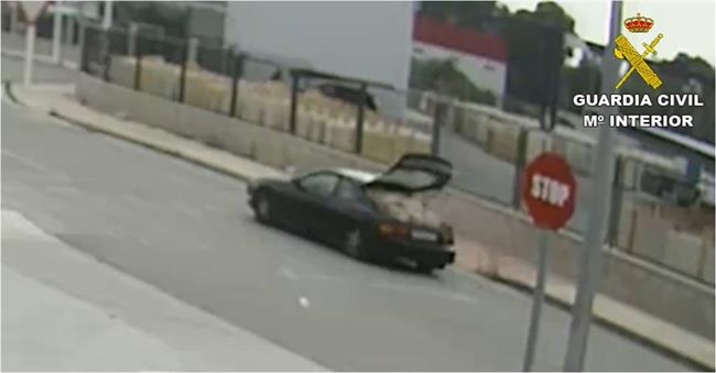 Coche deportivo circulando con el maletero abierto | GUARDIA CIVIL ep coche deportivo circulandomaletero abierto
