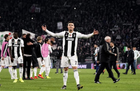 ep cristiano ronaldo celebra con sus companeros su victoria ante el atletico de madrid de la liga de