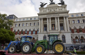 ep dos tractores sobre el remolque de un camion durante una concentracion para que las ayudas a la