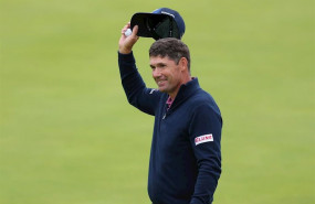 ep el golfista irlandes padraig harrington saluda a los aficionados durante el abierto britanico de