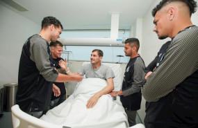 ep el portero iker casillas recibe la visita de sus companeros del oporto tras sufrir un infarto
