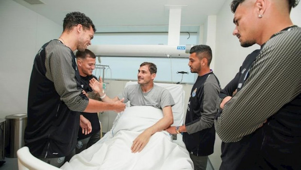 ep el portero iker casillas recibe la visita de sus companeros del oporto tras sufrir un infarto