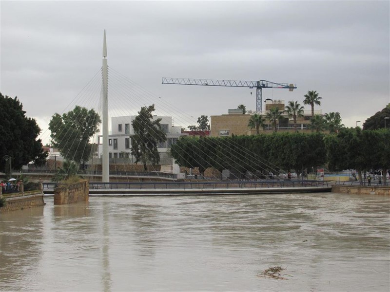 ep el rio segura a su paso por la pasarela manterola de la ciudad de murcia