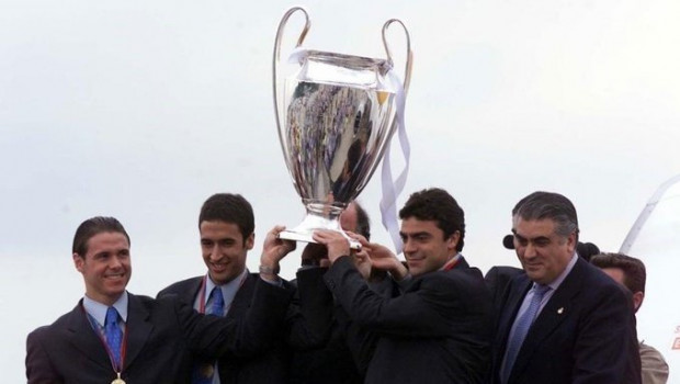 ep fernando redondo raul gonzalez manolo sanchis y lorenzo sanz con la septima copa de europa