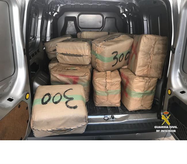 Hachís en el interior de una furgoneta | GUARDIA CIVIL ep hachisinterioruna furgoneta