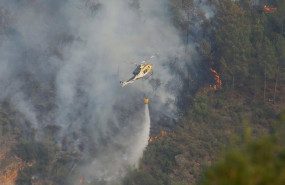 ep helicoptero bombardero trabaja para extinguir el fuego a 17 de agosto de 2025 en quiroga lugo
