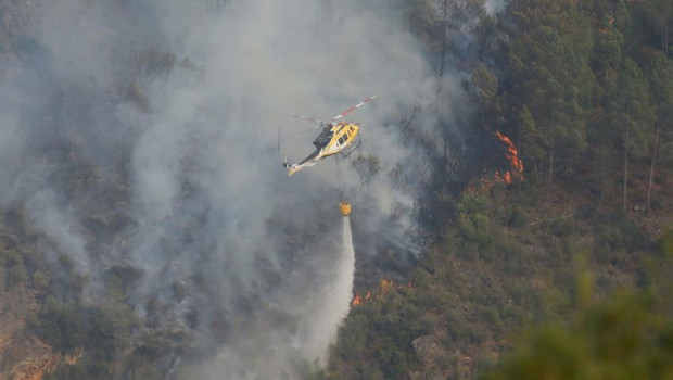 ep helicoptero bombardero trabaja para extinguir el fuego a 17 de agosto de 2025 en quiroga lugo
