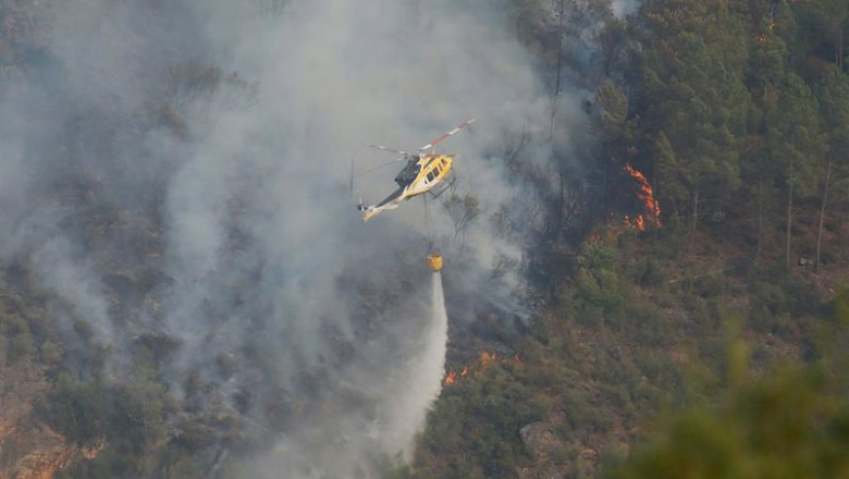 Helicóptero bombardero trabaja para extinguir el fuego, a 17 de agosto de 2025, en Quiroga, Lugo, Galicia (España) | Carlos Castro - Europa Press ep helicoptero bombardero trabaja para extinguir el fuego a 17 de agosto de 2025 en quiroga lugo