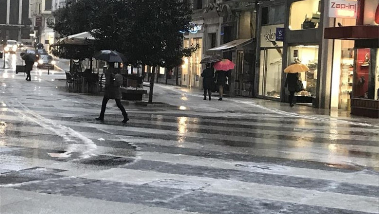 ep jornadalluviagranizosantander genteparaguas lluvia frio 20190705082802 ep jornadalluviagranizosantander genteparaguas lluvia frio 20190705082802