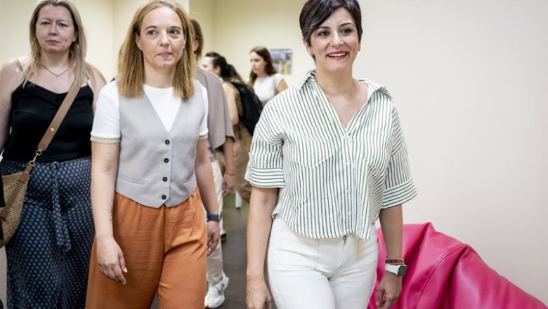 La alcaldesa de Getafe, Sara Hernández (i), y la ministra de Vivienda y Agenda Urbana, Isabel Rodríguez (d), durante su visita a una promoción de 51 viviendas públicas, en el Paseo de la Estación, a 25 de junio de 2025, en Getafe, Madrid (España). | A. Pérez Meca - Europa Press ep la alcaldesa de getafe sara hernandez i y la ministra de vivienda y agenda urbana isabel