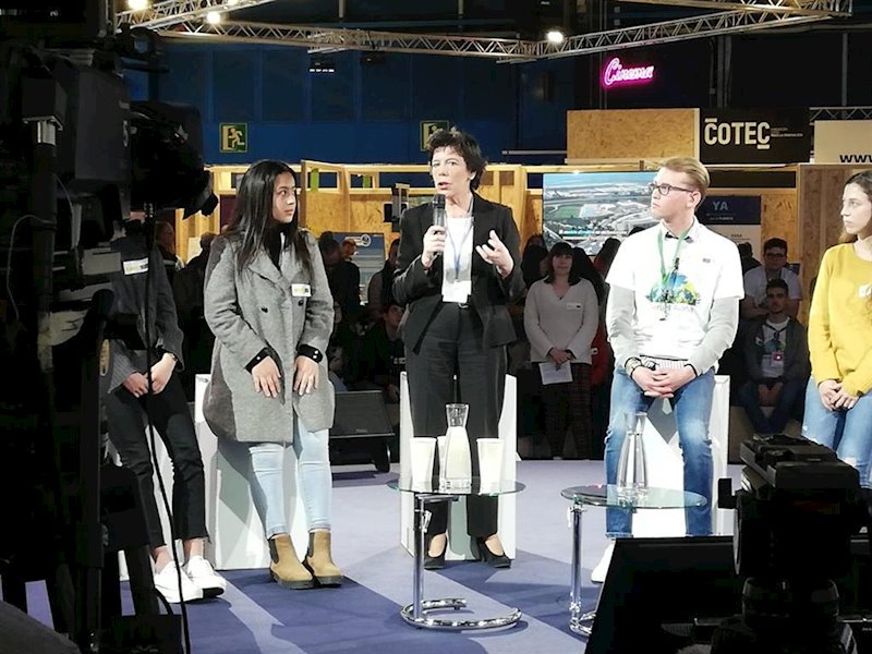 ep la ministra isabel celaa en un encuentro con jovenes en la cop