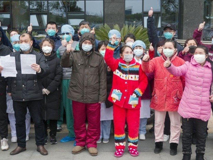 ep los pacientes recuperados de neumonia por coronavirus novedosa posan para fotos con el personal