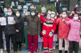 ep los pacientes recuperados de neumonia por coronavirus novedosa posan para fotos con el personal