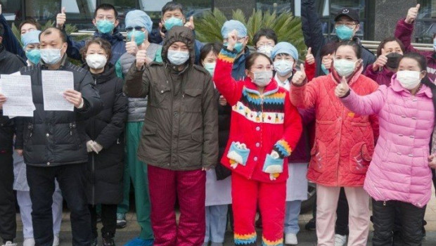 ep los pacientes recuperados de neumonia por coronavirus novedosa posan para fotos con el personal