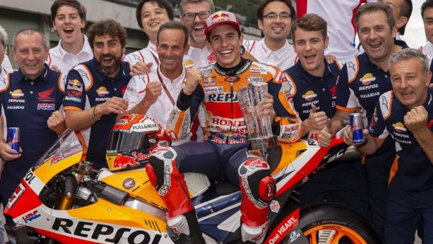 ep marc marquez celebraalberto pugiequipo repsol hondatriunfobrno